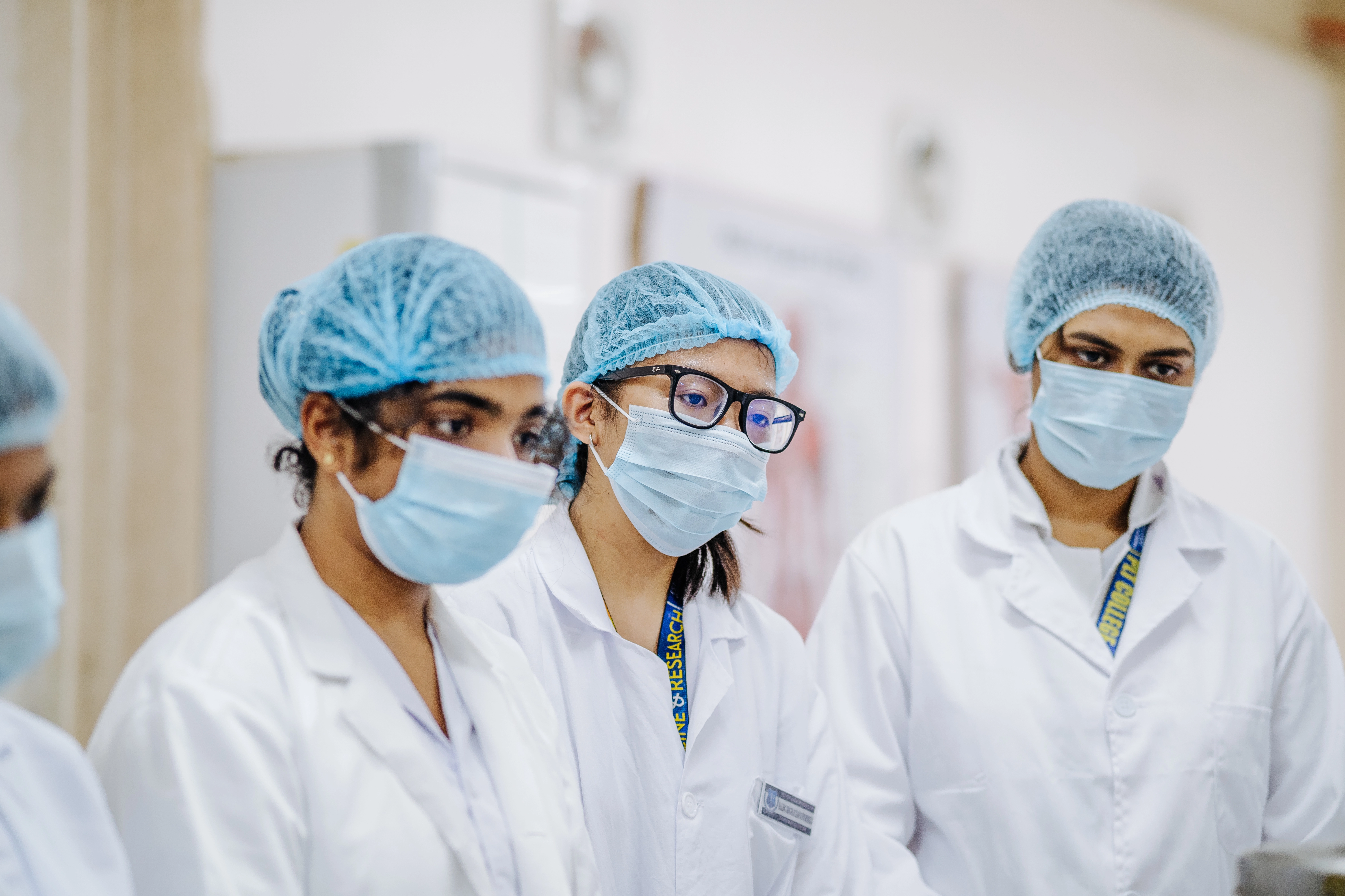 Interactive laboratory lectures guided by experienced medical college faculty